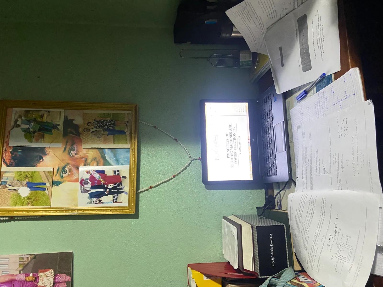 Un tavolo da studio con libri e appunti (immagine d'archivio)