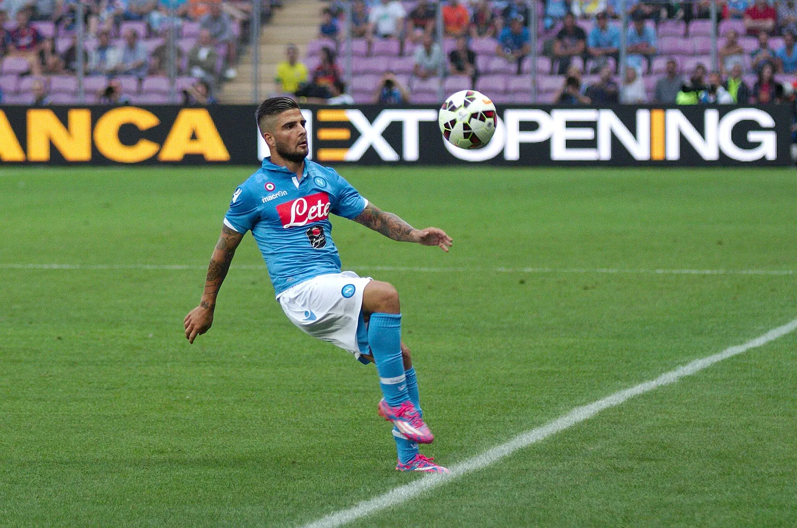 Lorenzo Insigne in campo con la maglia del Napoli