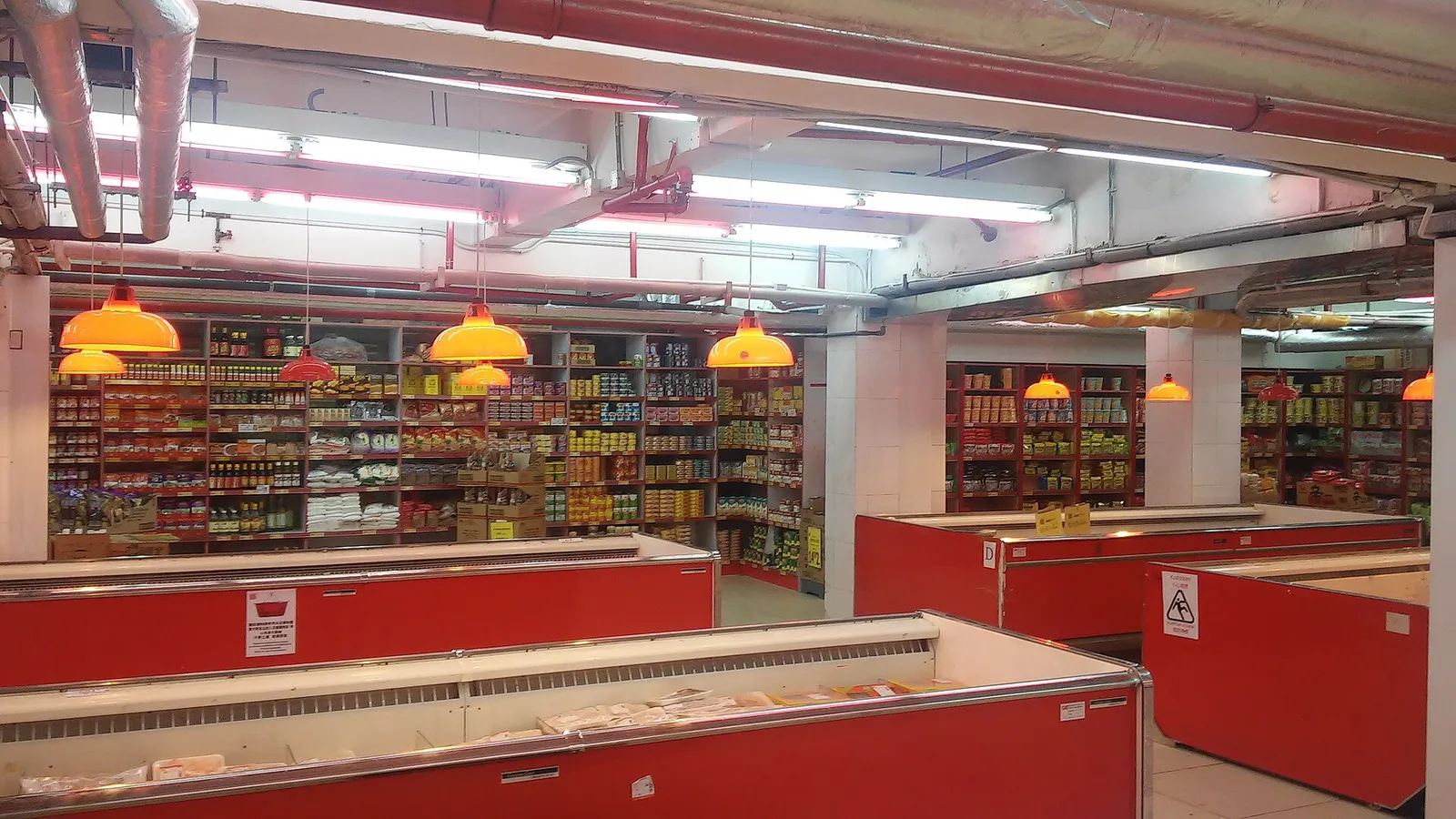 Gli scaffali di un supermercato