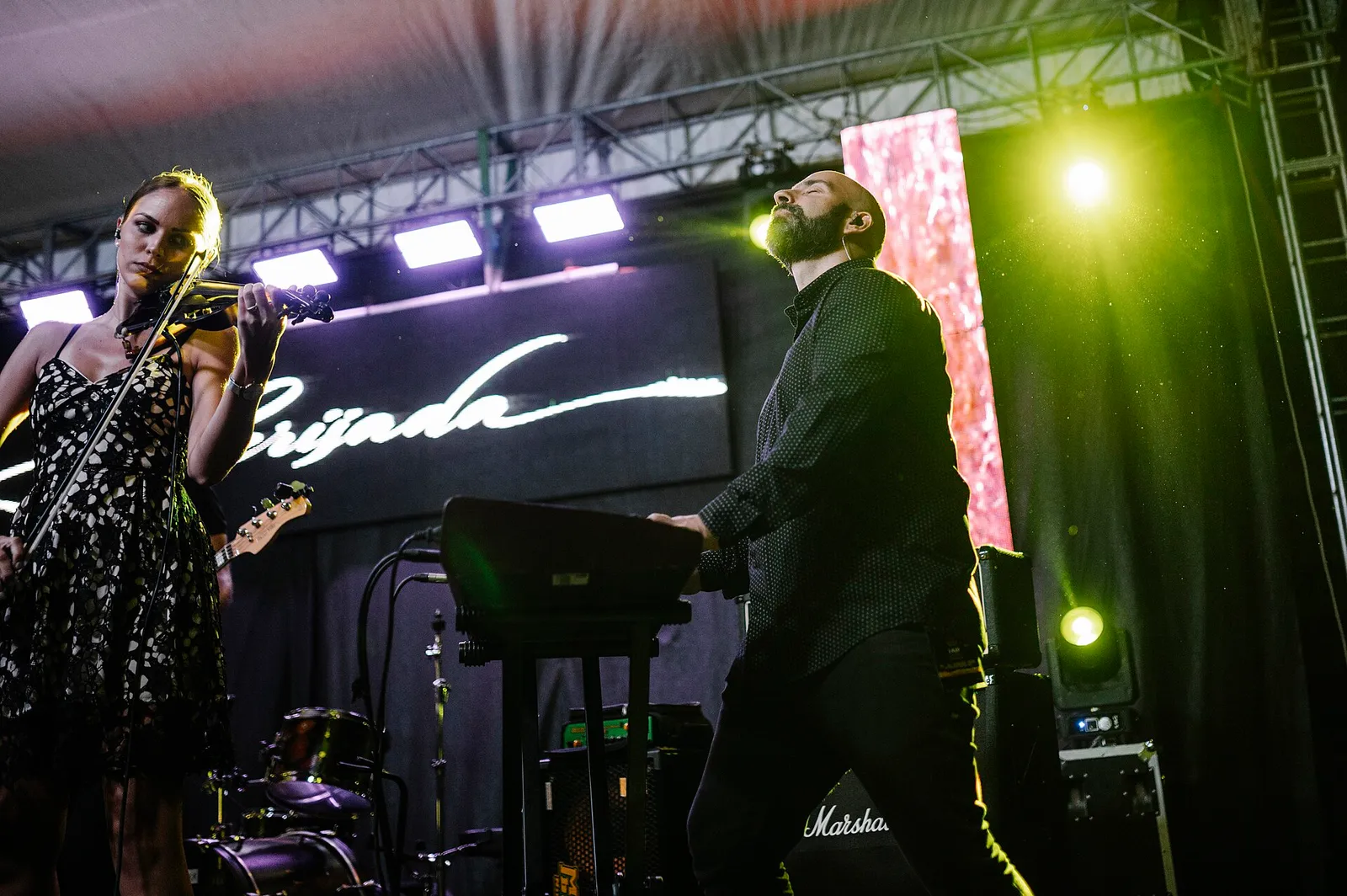 Un concerto all'aperto con luci sul palco