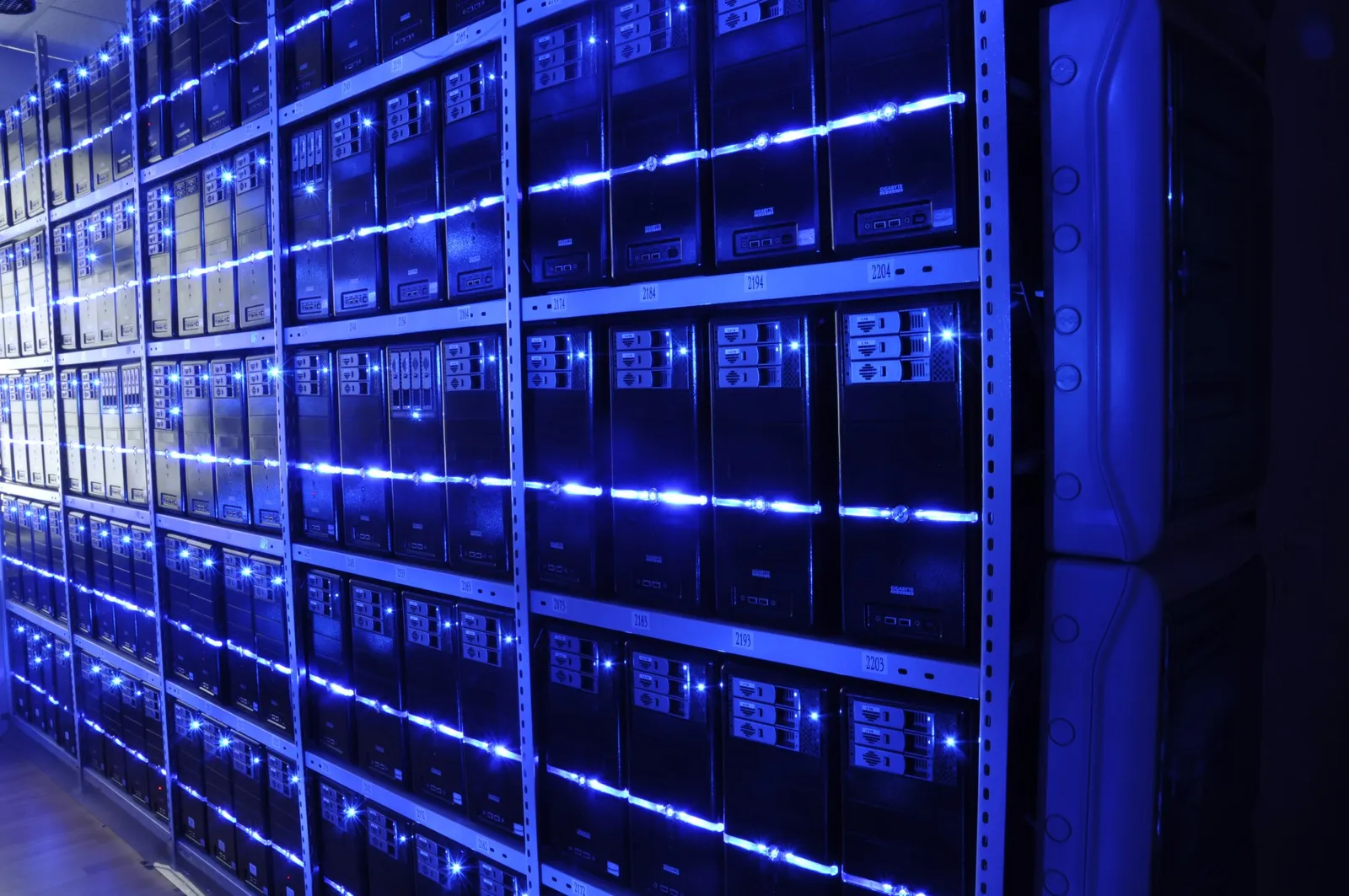 Corridoio di un data center con server di rete (immagine d'archivio)