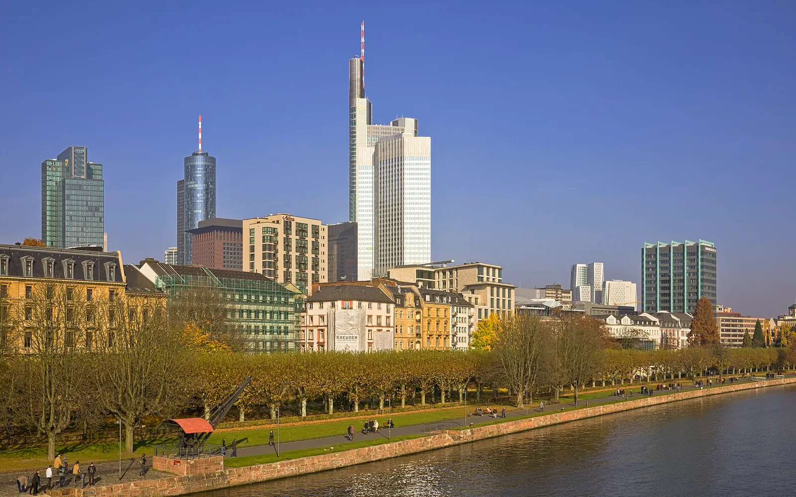 Lo skyline di Francoforte con la torre della Commerzbank