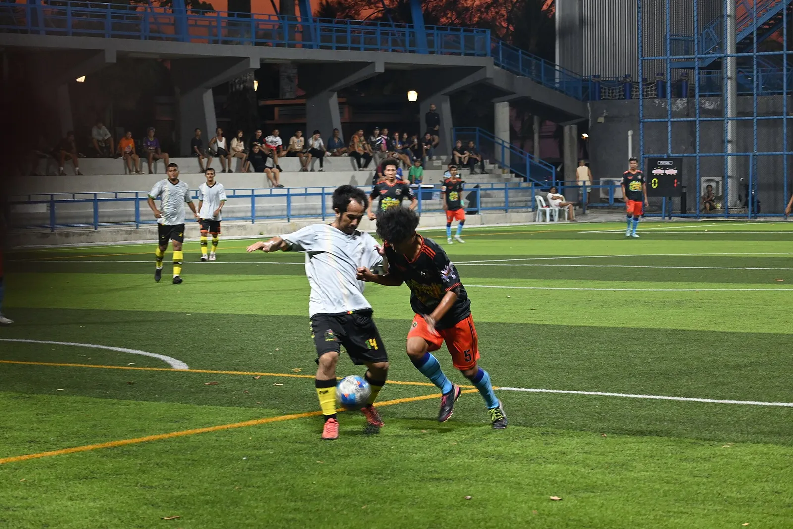Due calciatori in contrasto durante una partita