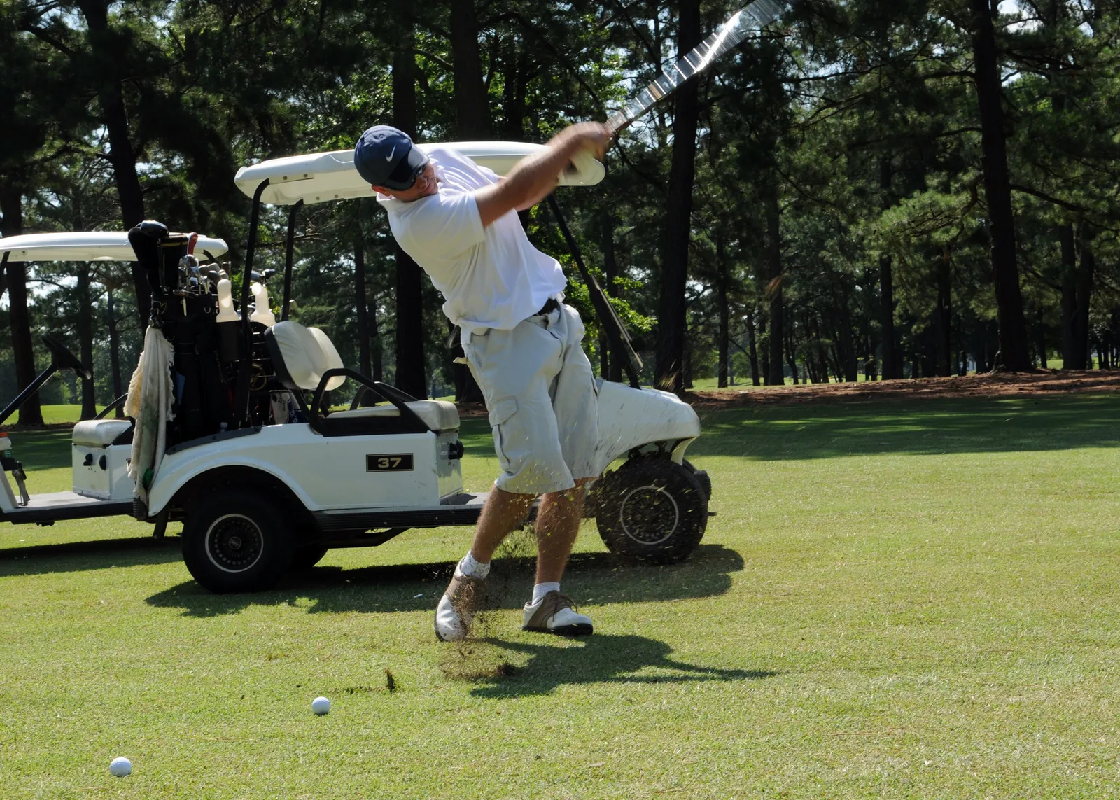 Un giocatore di golf durante uno swing (immagine d'archivio)