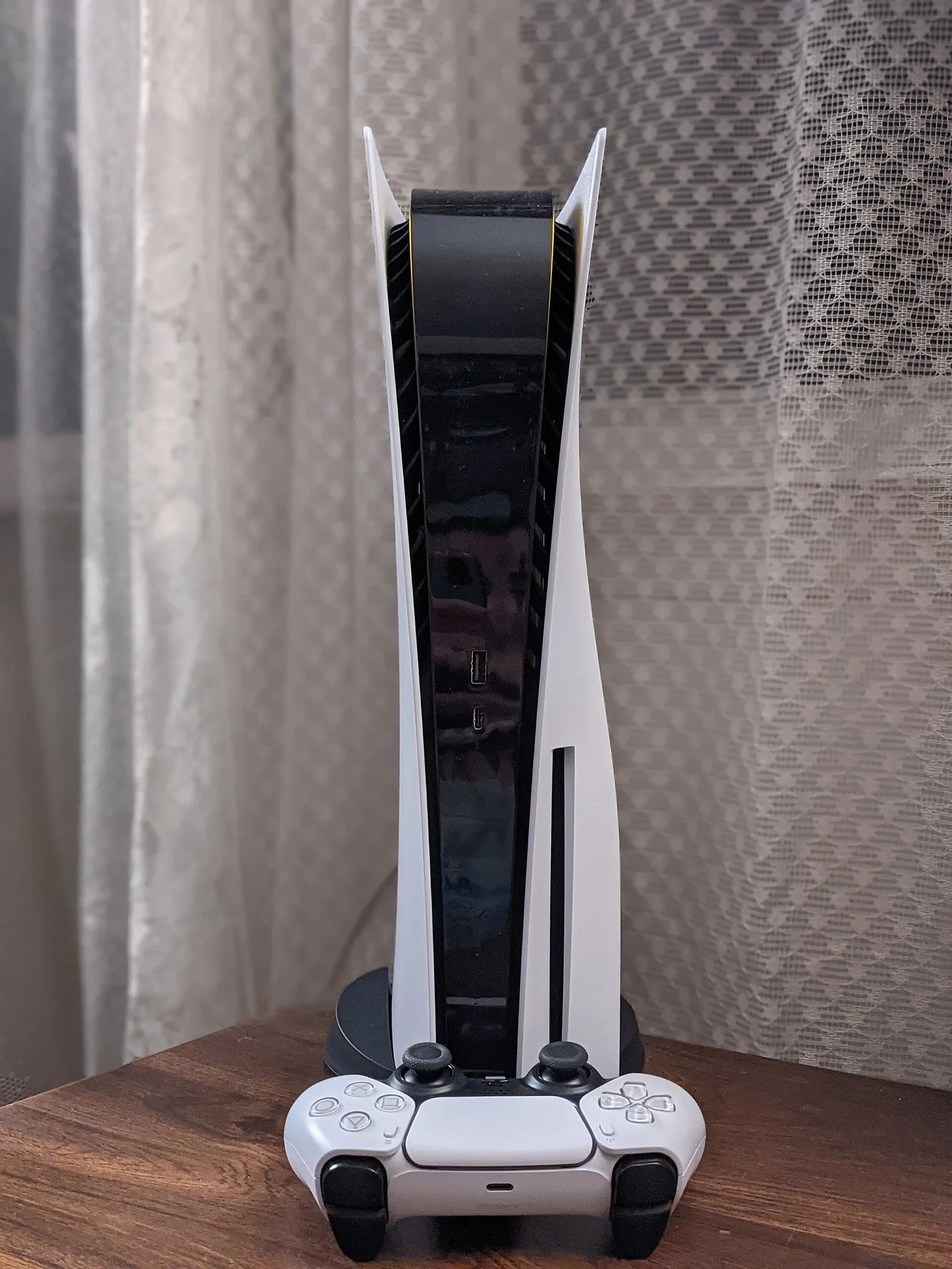 Una console PlayStation 5 con il controller DualSense