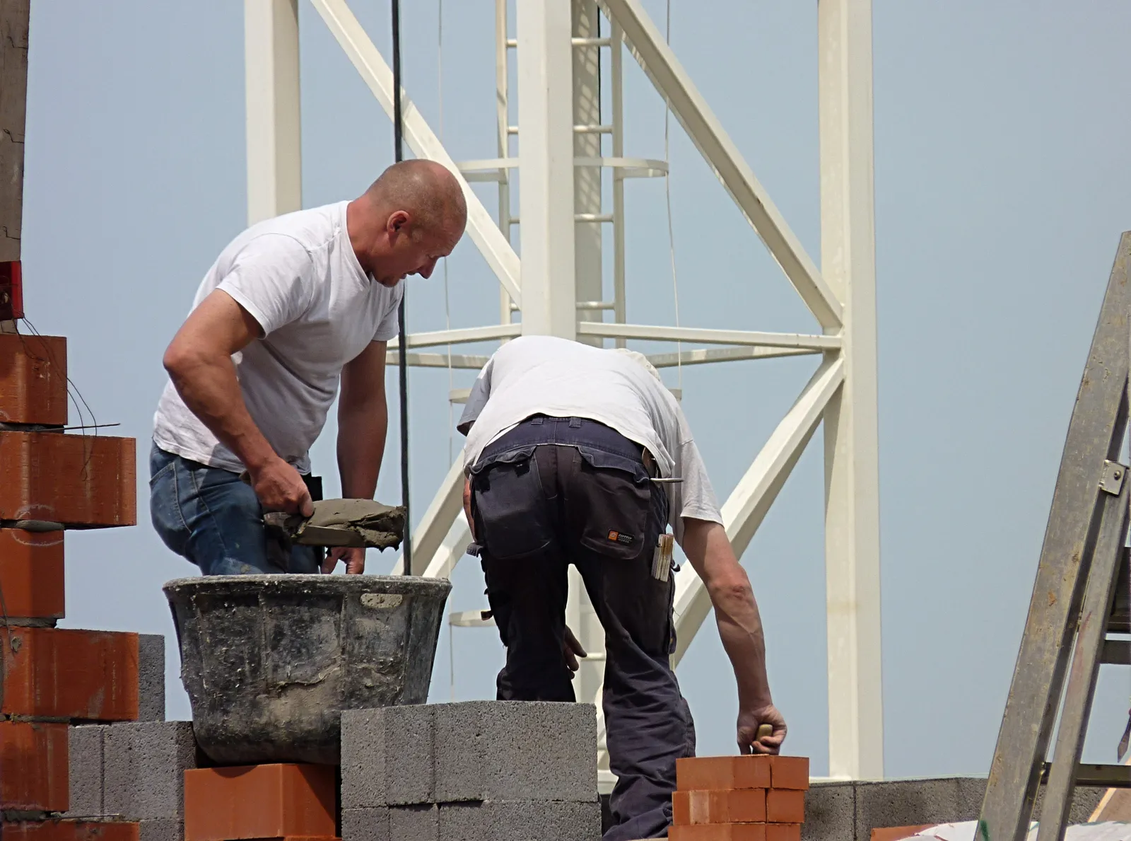 Un operaio edile al lavoro in cantiere
