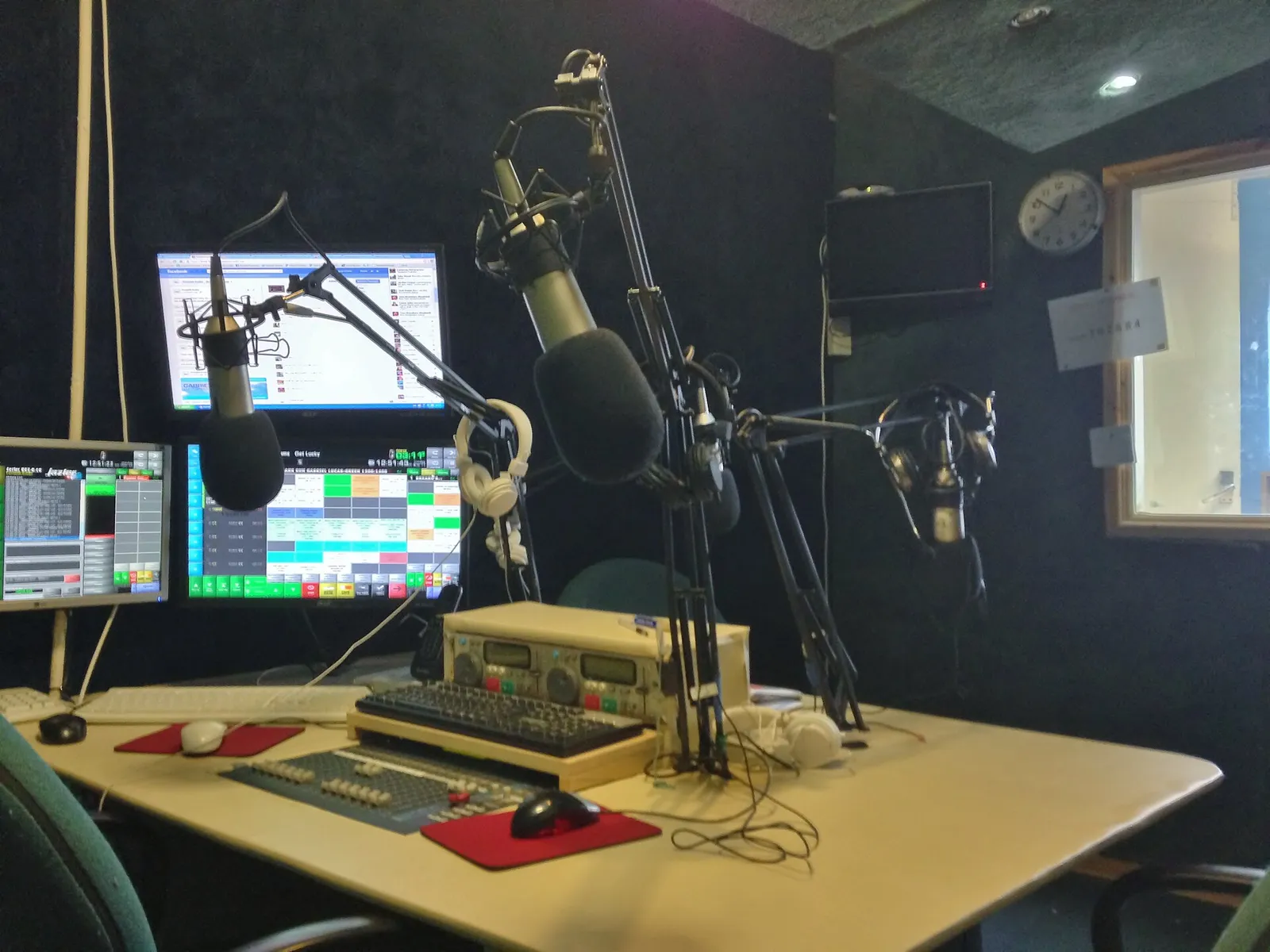 Uno studio radiofonico con microfono e mixer