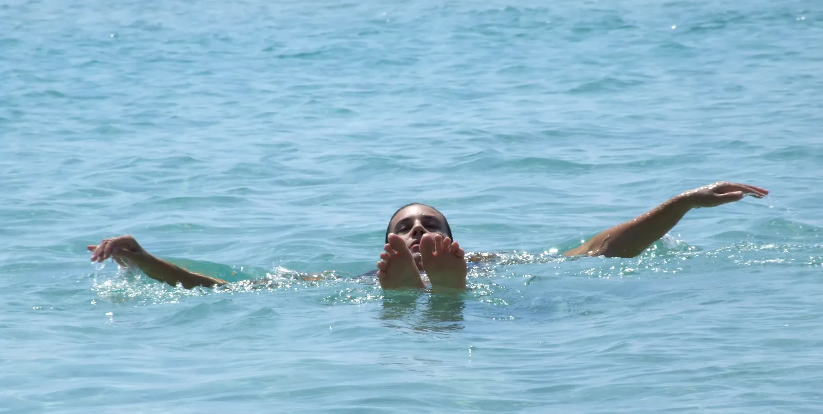 Persone al mare d'estate, a Fontane Bianche (Siracusa)