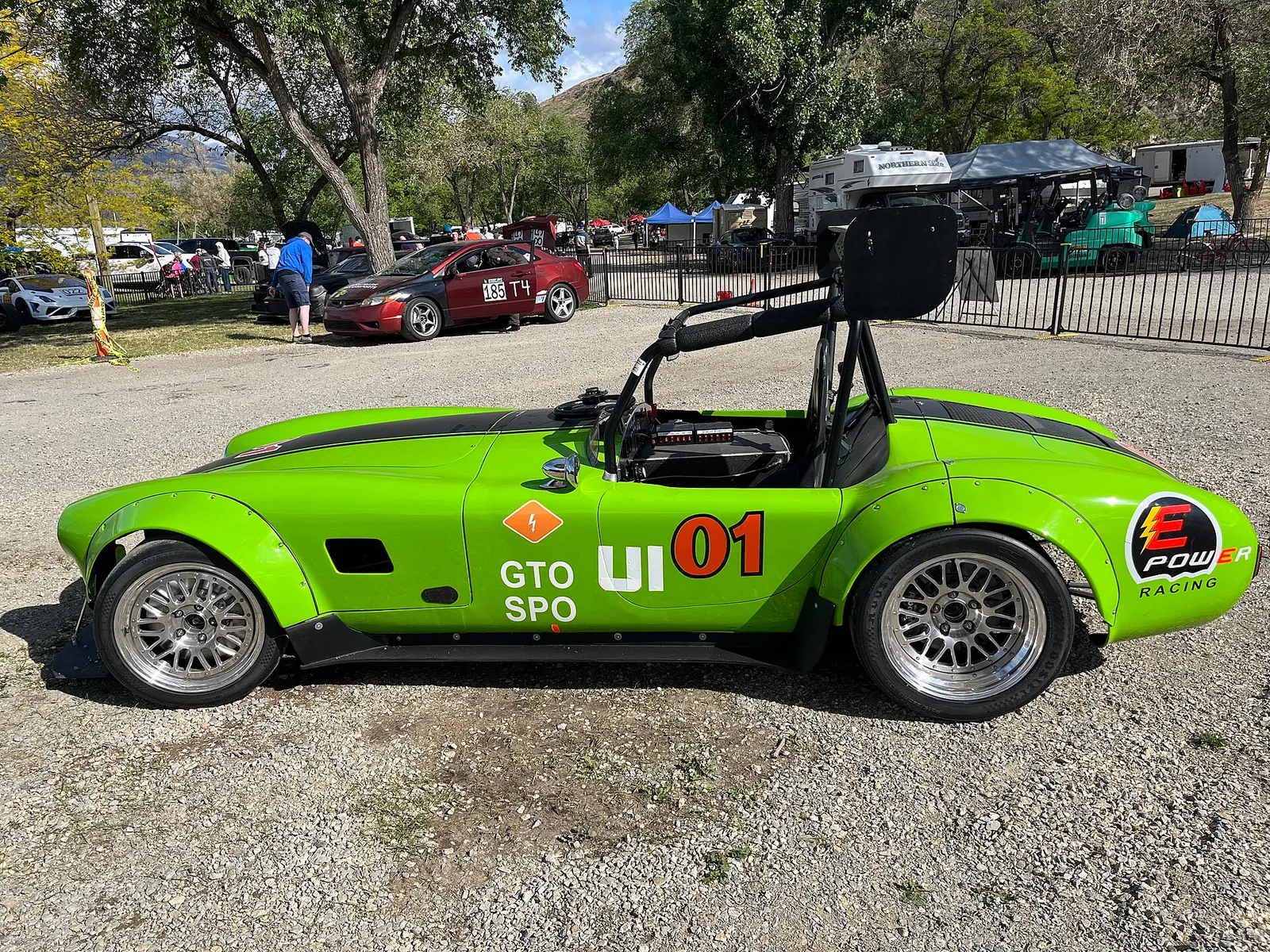 Un'auto da corsa impegnata in una cronoscalata in salita