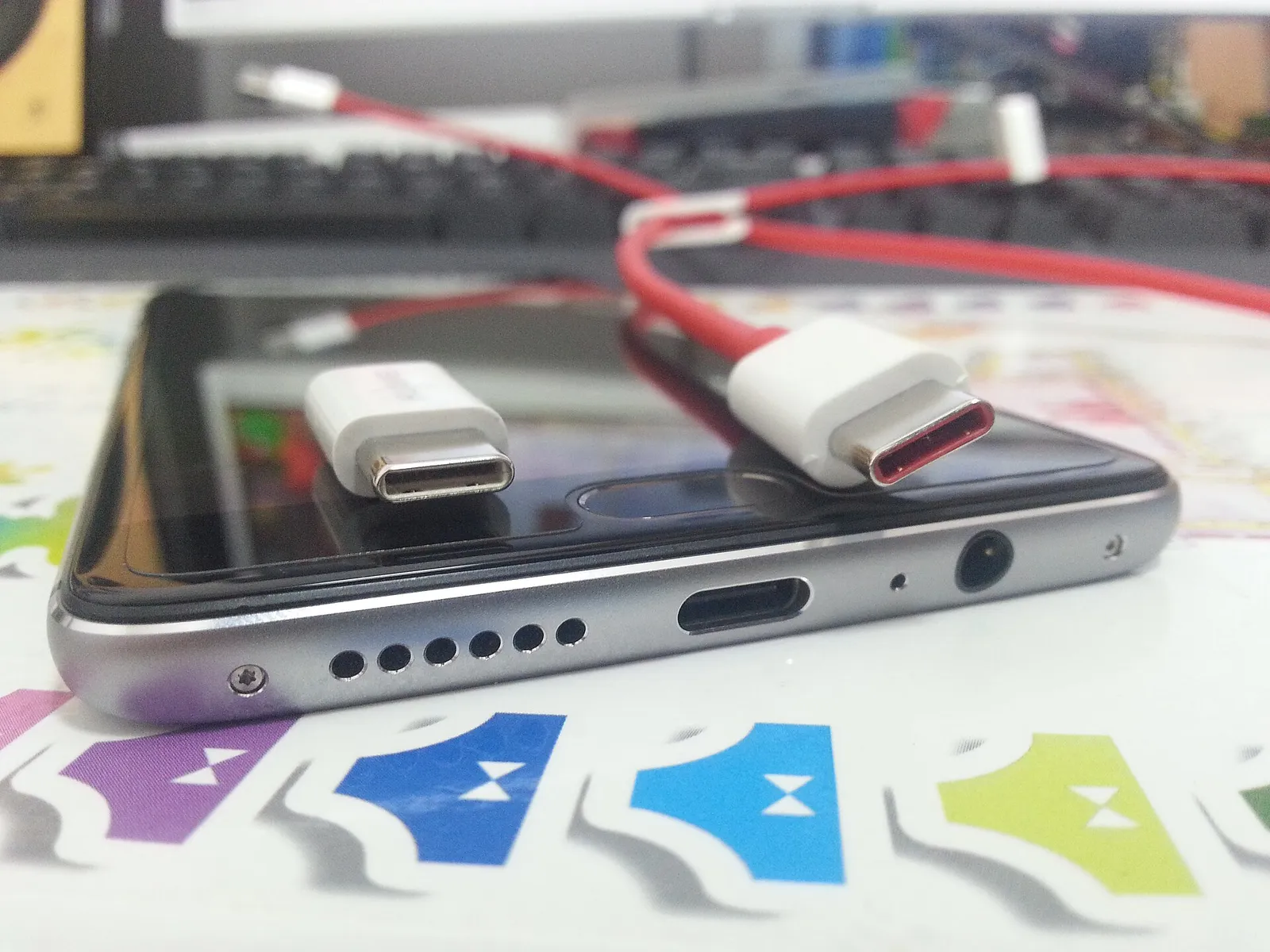 La porta USB di uno smartphone con il cavo di ricarica