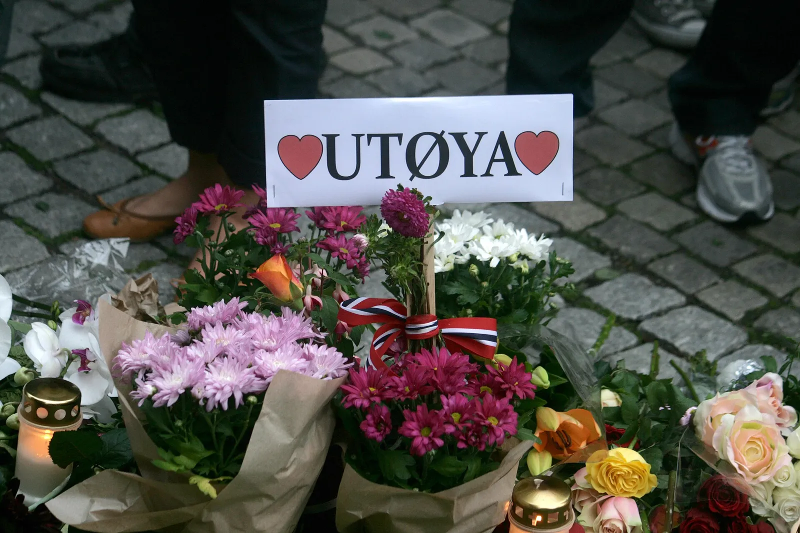 Fiori e messaggi per le vittime di Utøya davanti alla cattedrale di Oslo