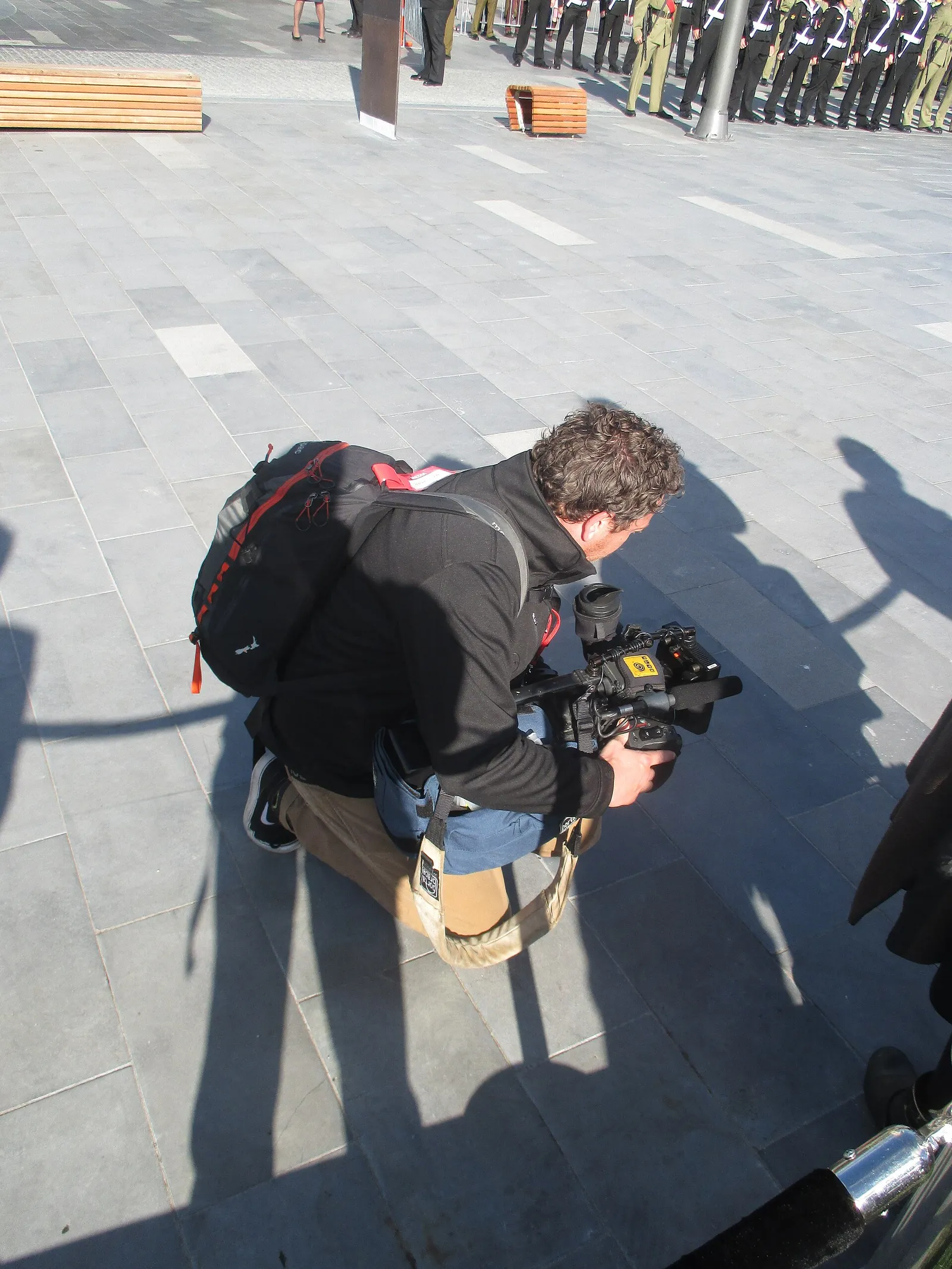 Un operatore con una cinepresa su un set