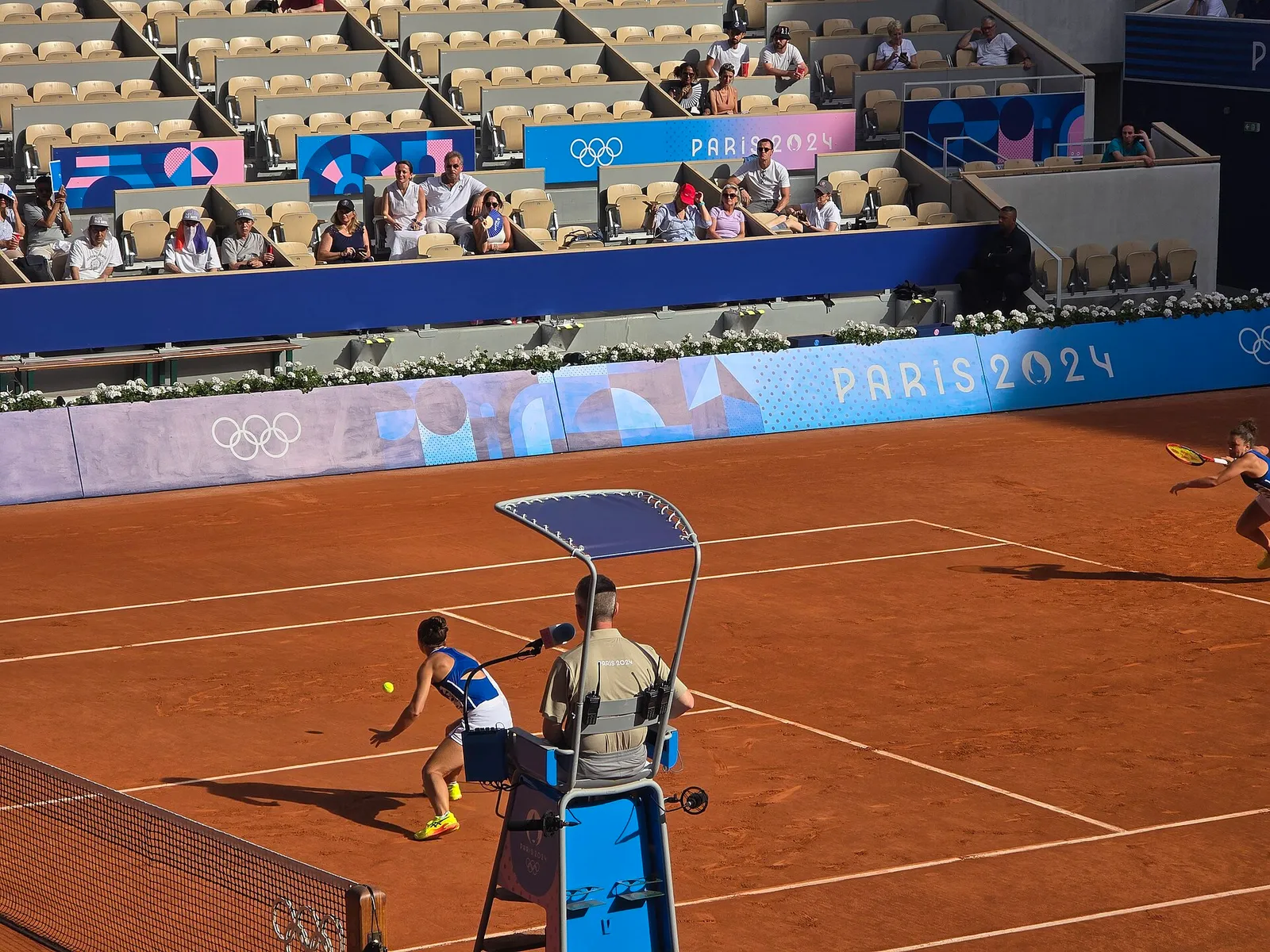 Jasmine Paolini in campo durante un torneo di tennis