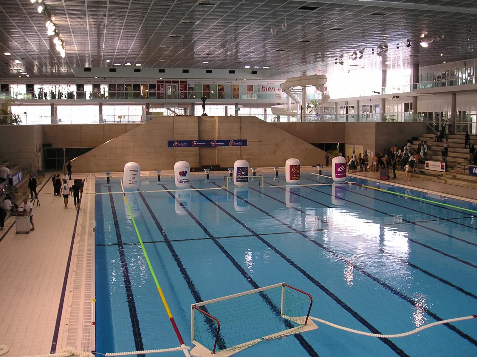 Una piscina da competizione con le corsie