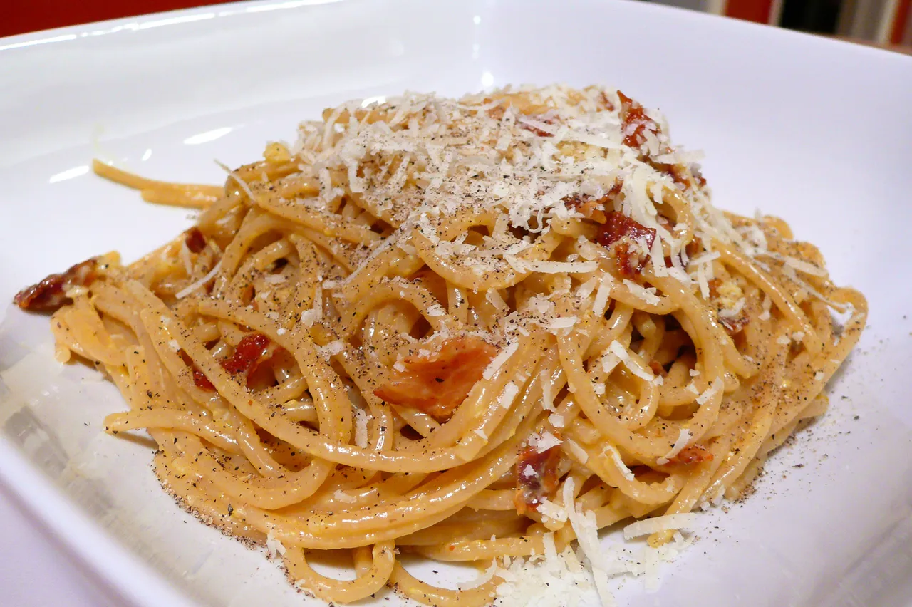 Un piatto di spaghetti alla carbonara