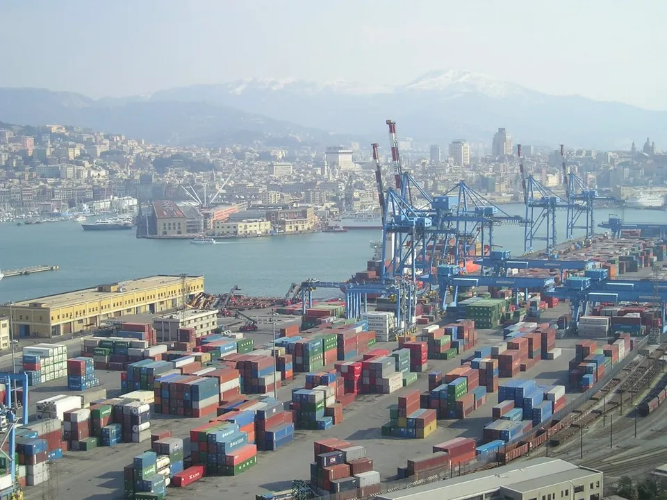 Panorama del porto di Genova, commerciale e antico