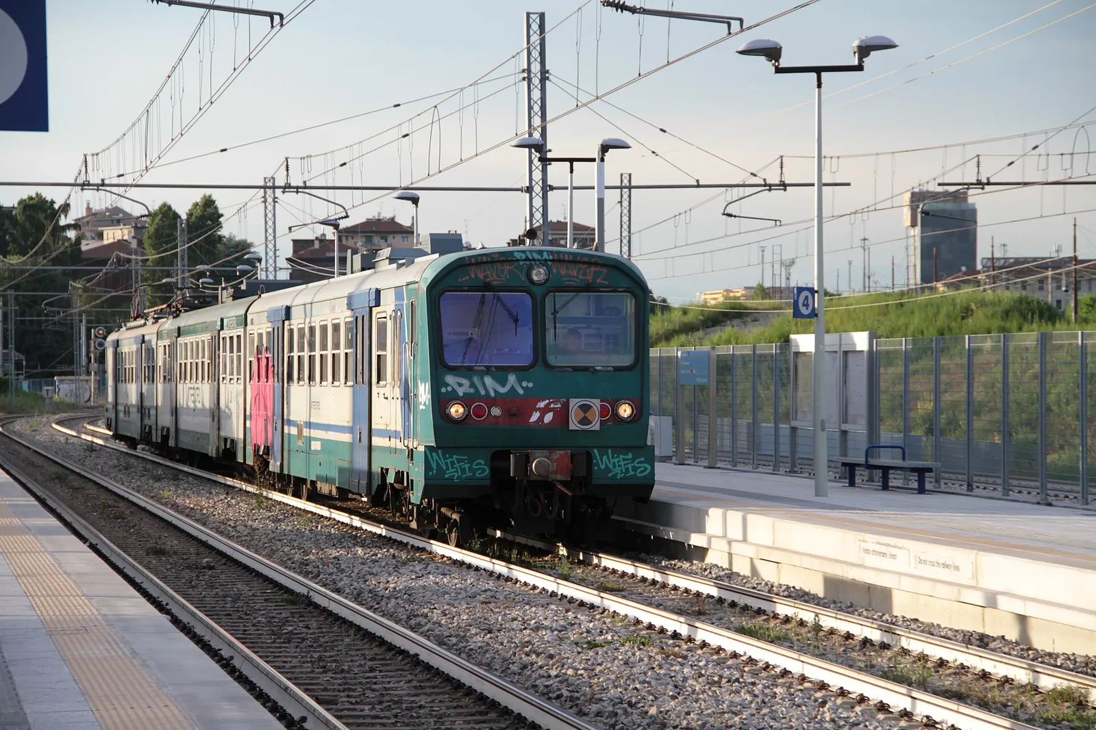 Un treno Trenord in una stazione della Lombardia