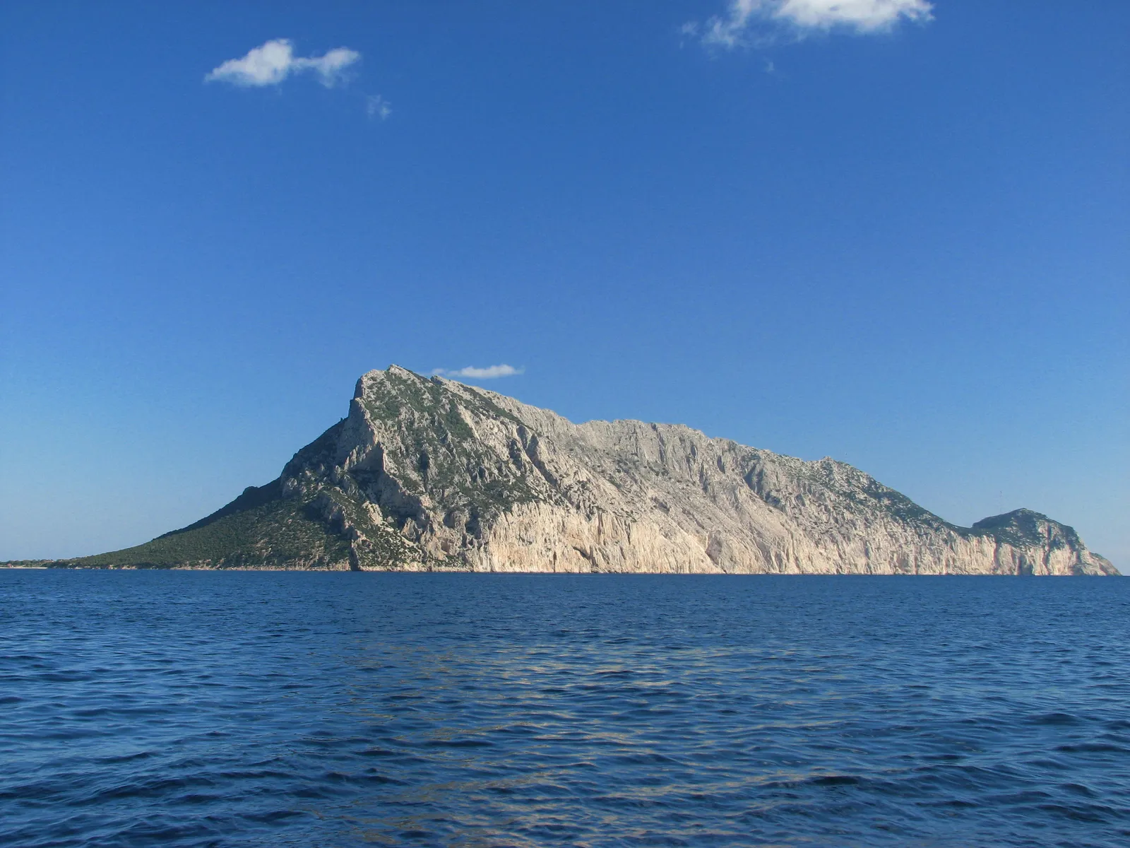 L'isola di Tavolara, in Sardegna, vista da sud