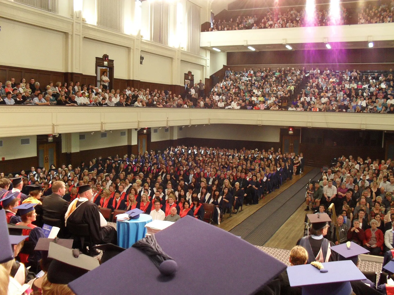 Una cerimonia di laurea universitaria