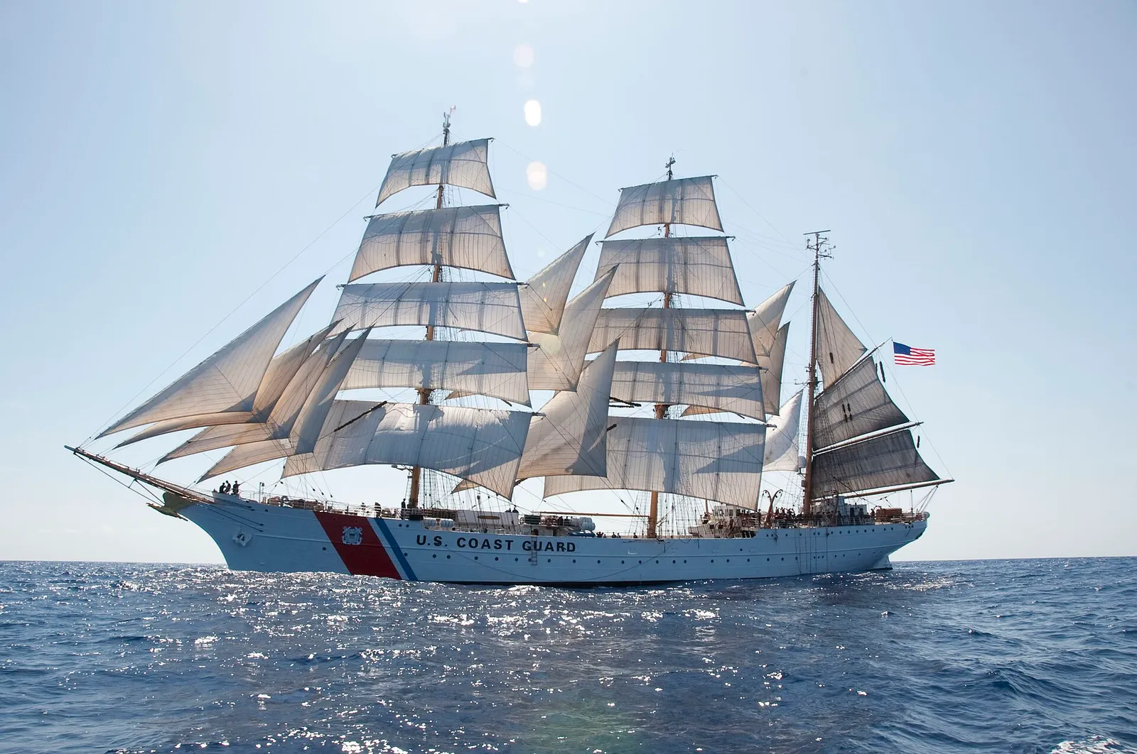 Un veliero a nave-scuola in navigazione a vele spiegate (immagine di contesto)
