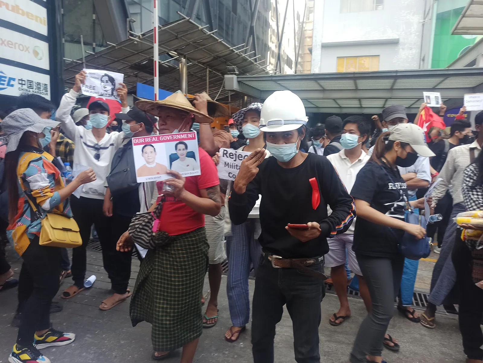 Il saluto a tre dita in una protesta contro il golpe a Yangon, in Myanmar (febbraio 2021)