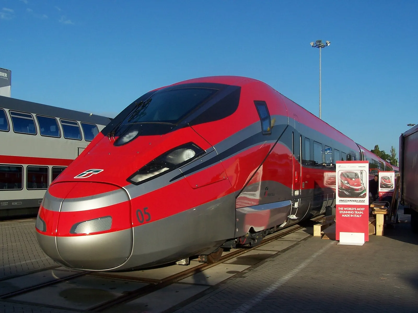 Un treno ad alta velocità Frecciarossa ETR 1000