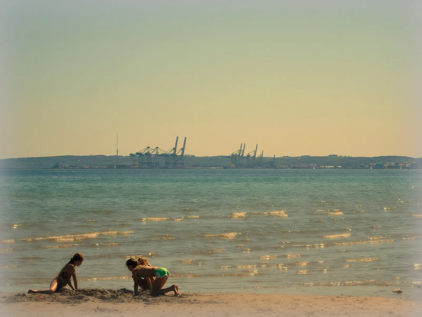 Bambini che giocano in spiaggia d'estate