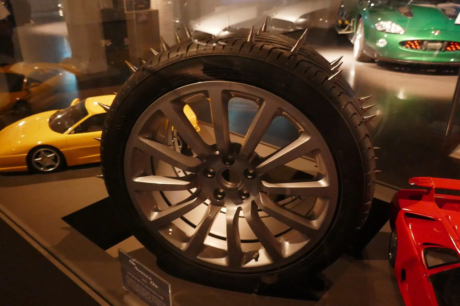Il dettaglio di uno pneumatico di un'automobile