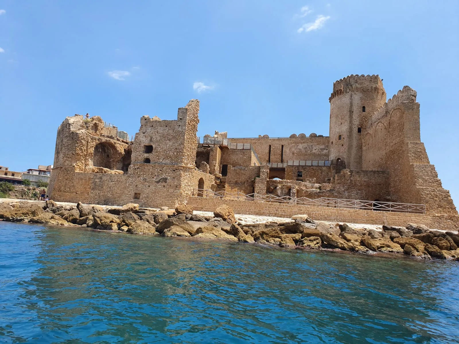Il castello aragonese di Le Castella sullo Ionio