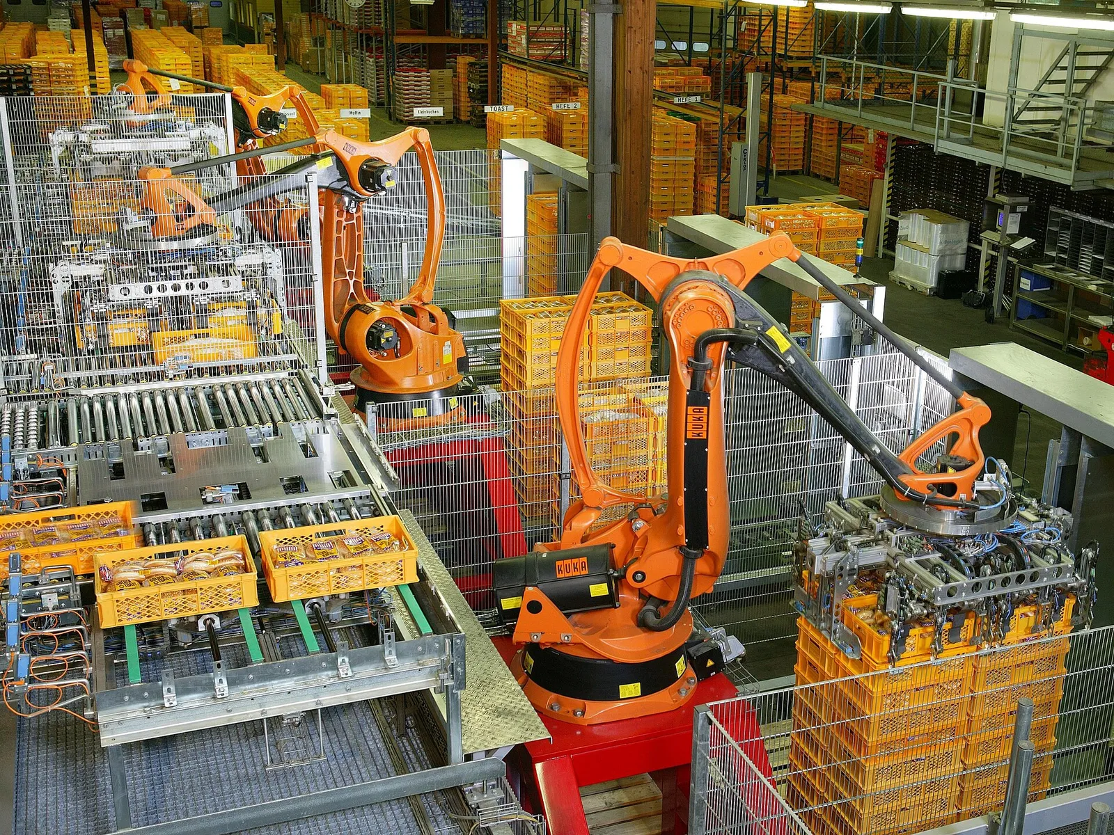 Robot industriali al lavoro in una fabbrica automatizzata