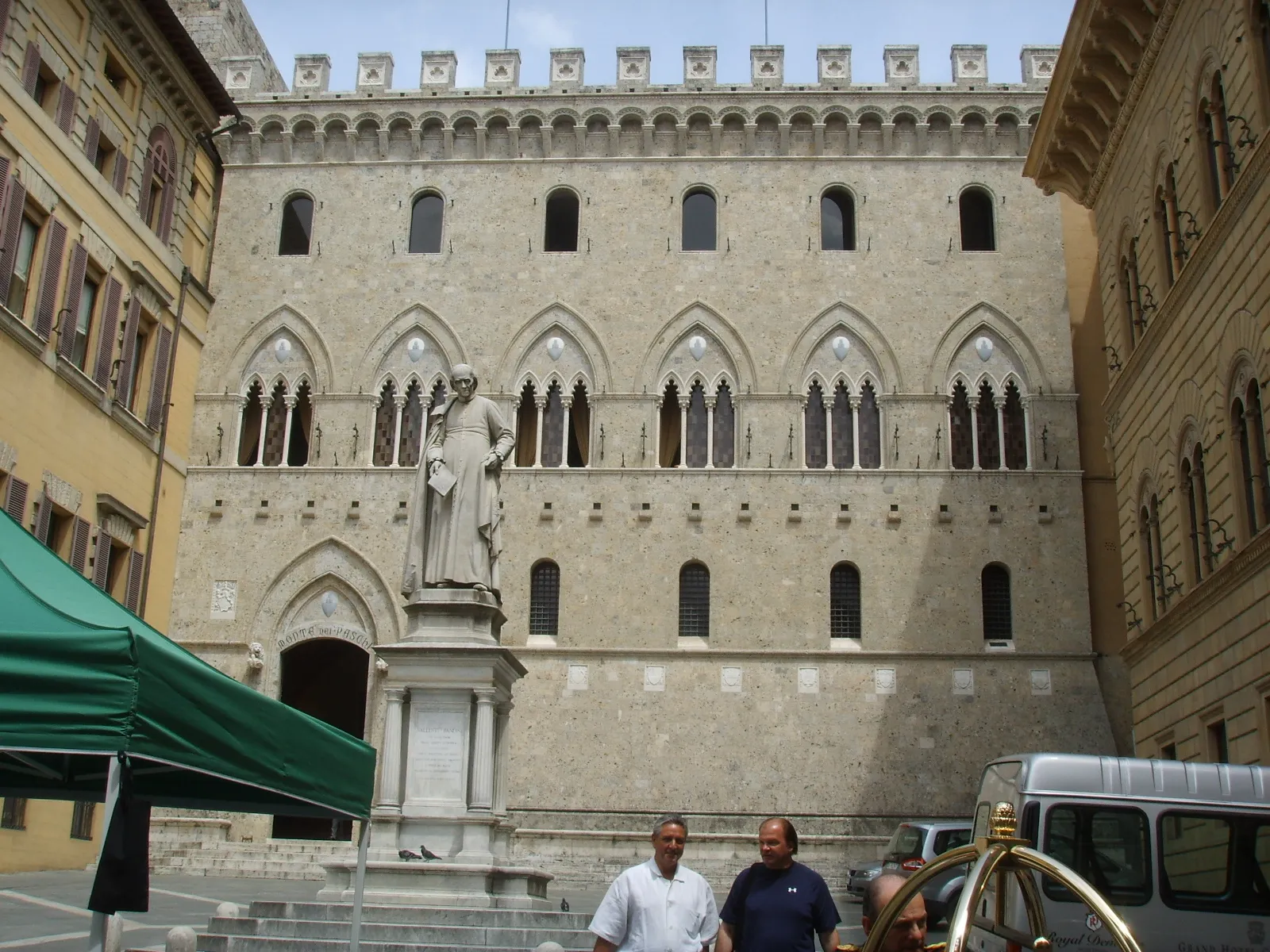 La sede del Monte dei Paschi di Siena, Palazzo Salimbeni