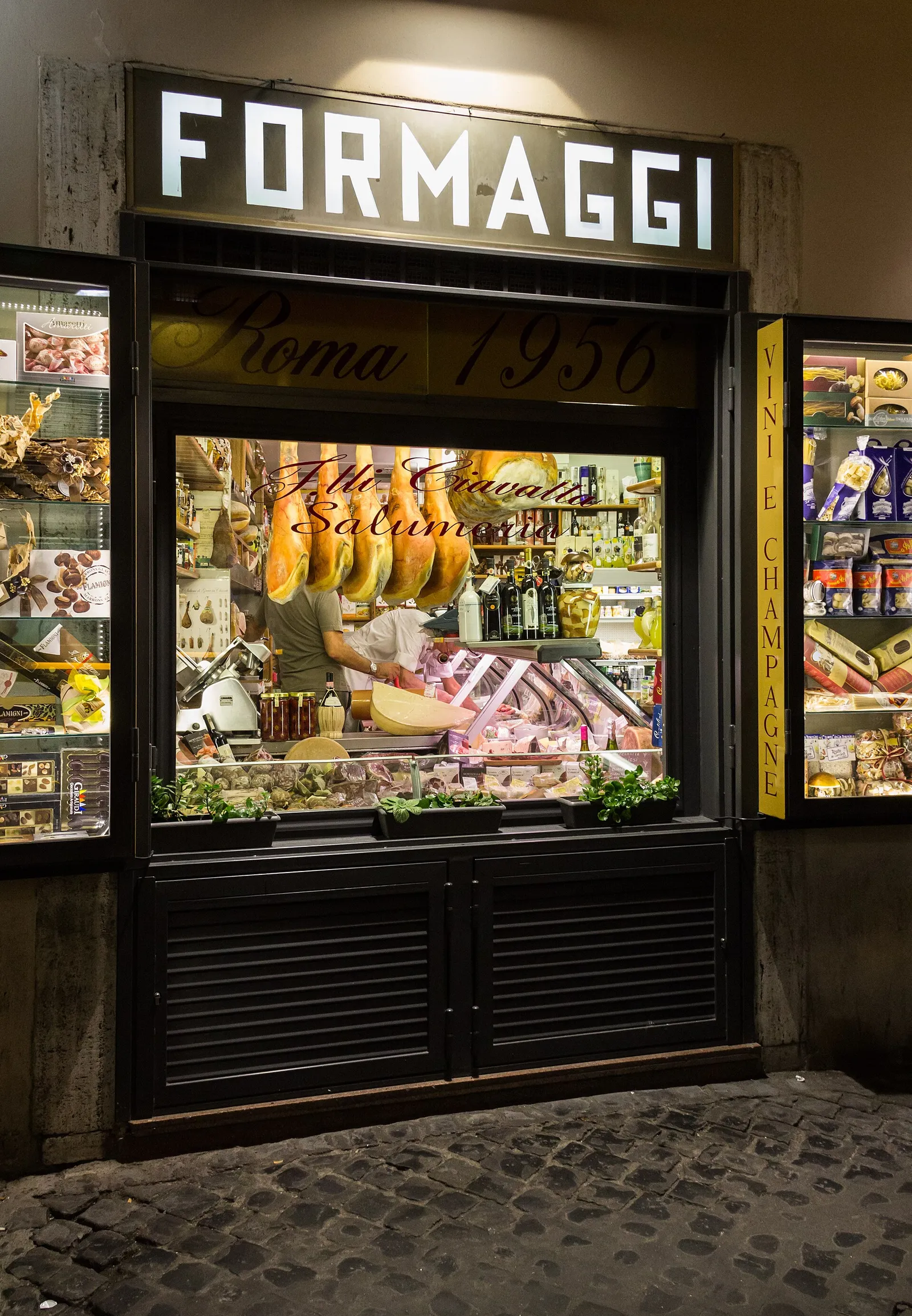 La vetrina di un negozio in Italia