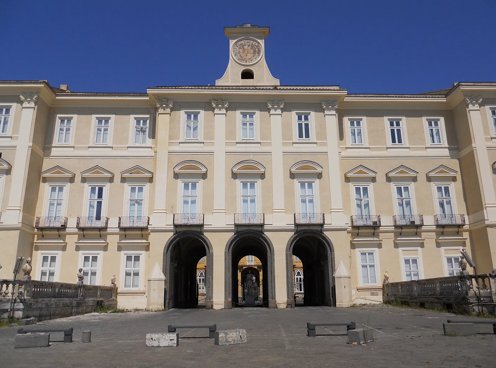 La Reggia di Portici, una delle location della serie