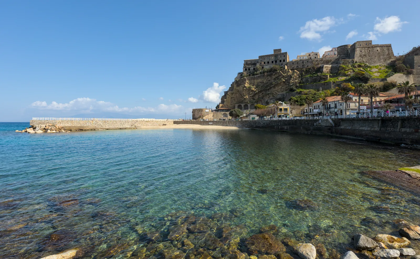 La costa e il porto nel Vibonese, in Calabria (immagine d'archivio)