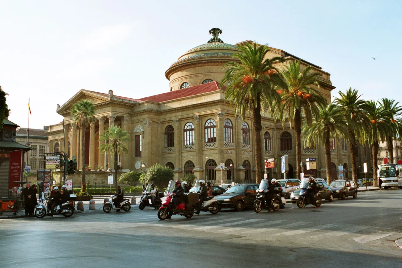 La facciata del Teatro Massimo di Palermo