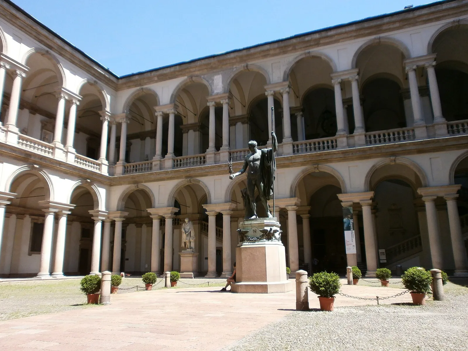 Il cortile interno del Palazzo di Brera a Milano