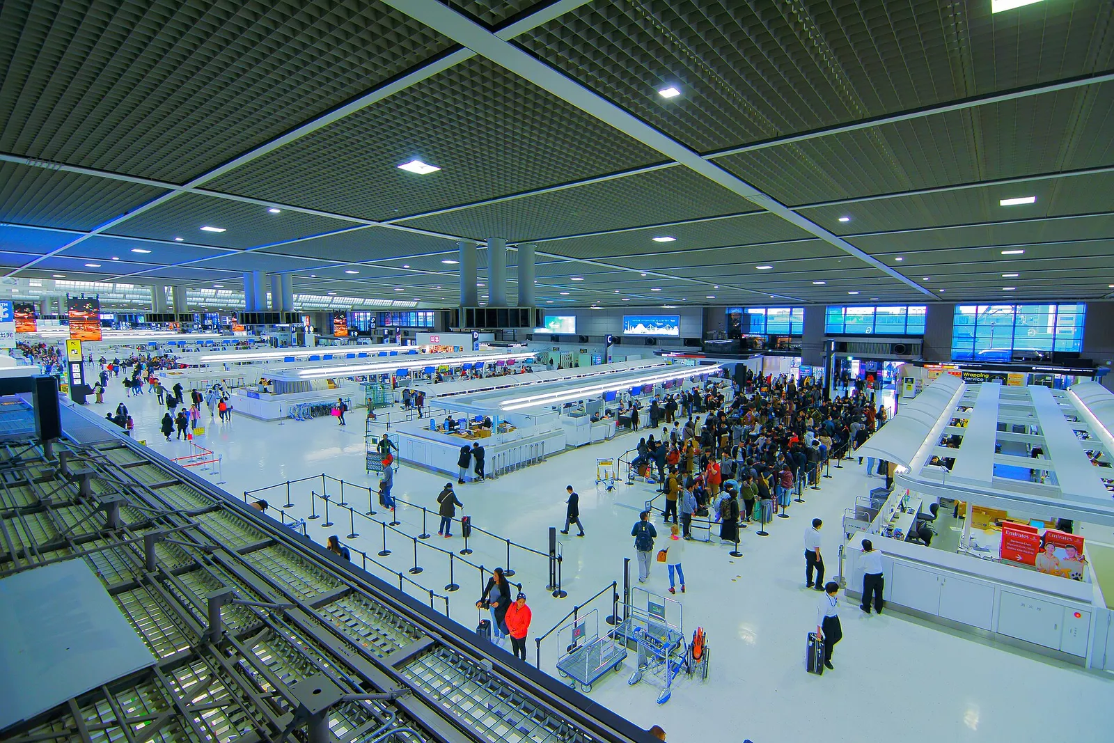 La hall partenze di un aeroporto