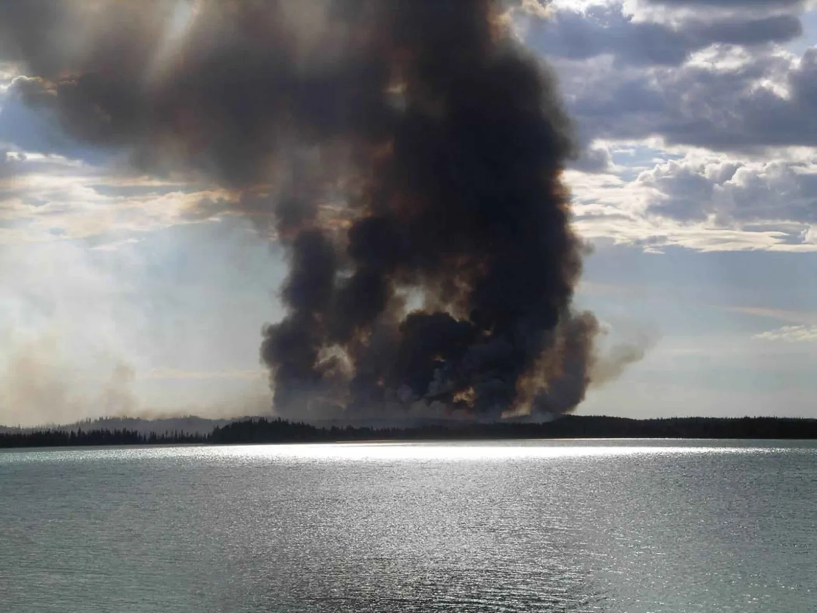 Il fumo di un vasto incendio boschivo che si alza verso il cielo (immagine di contesto)
