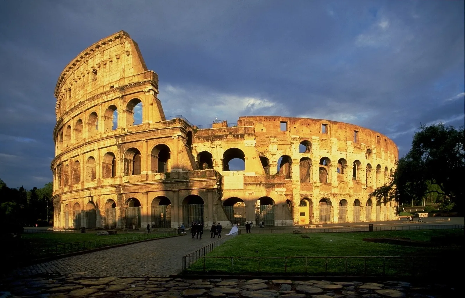 Il Colosseo di Roma illuminato al calare della sera