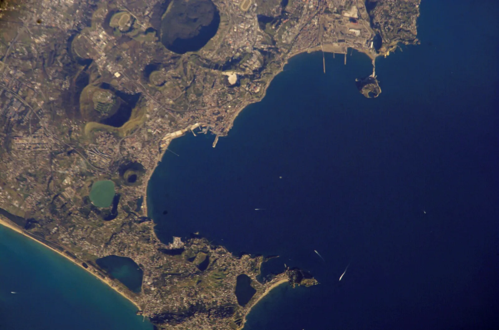 Veduta dall'alto di Pozzuoli e dei Campi Flegrei