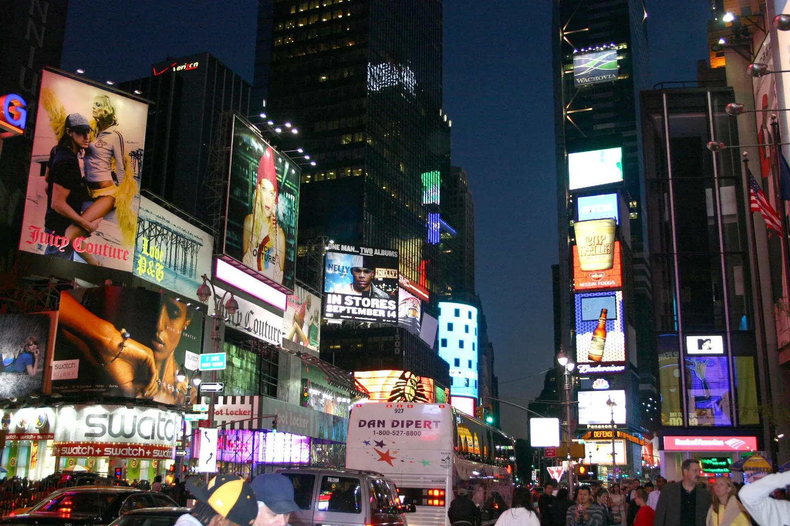 Insegne luminose di notte in una grande città