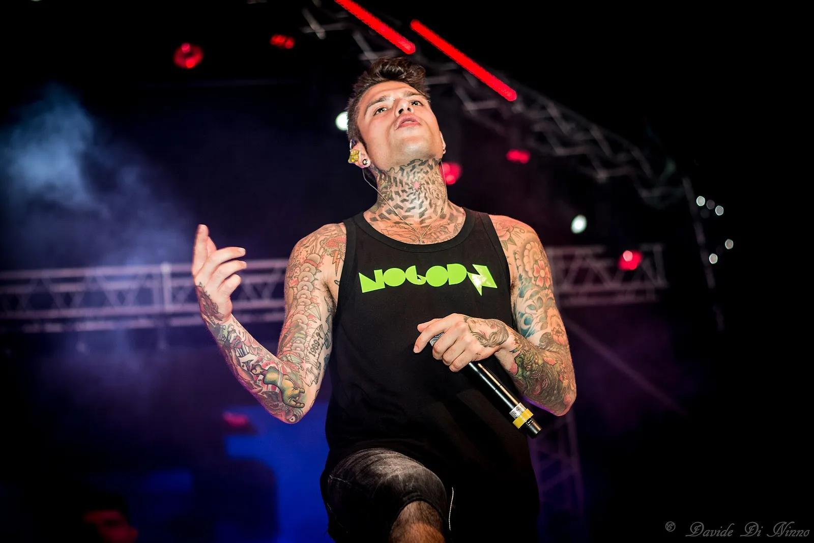 Fedez durante un'esibizione dal vivo