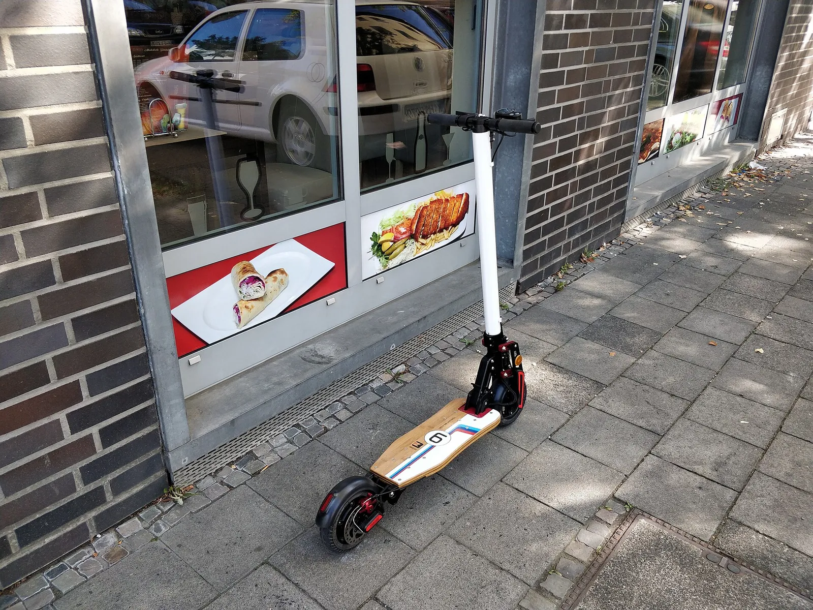 Un monopattino elettrico parcheggiato in città
