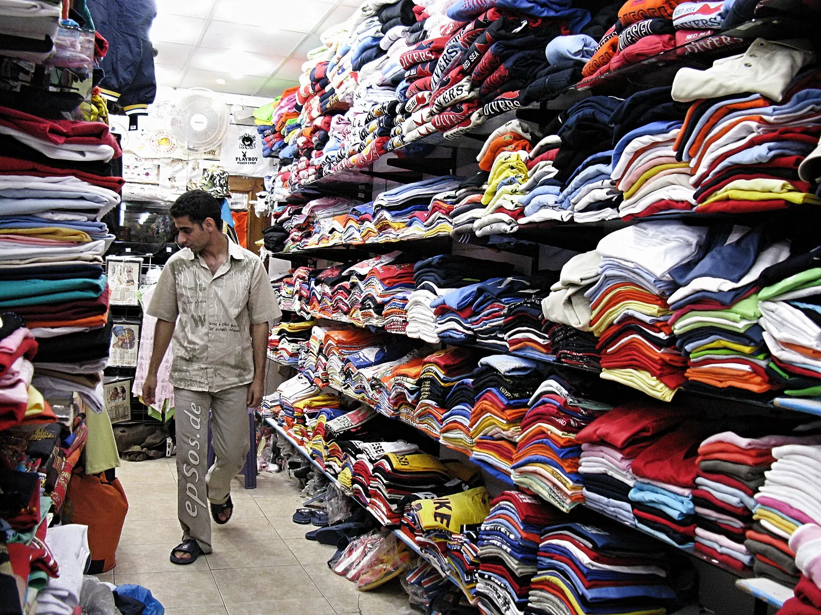 Clienti fanno acquisti in un negozio di abbigliamento
