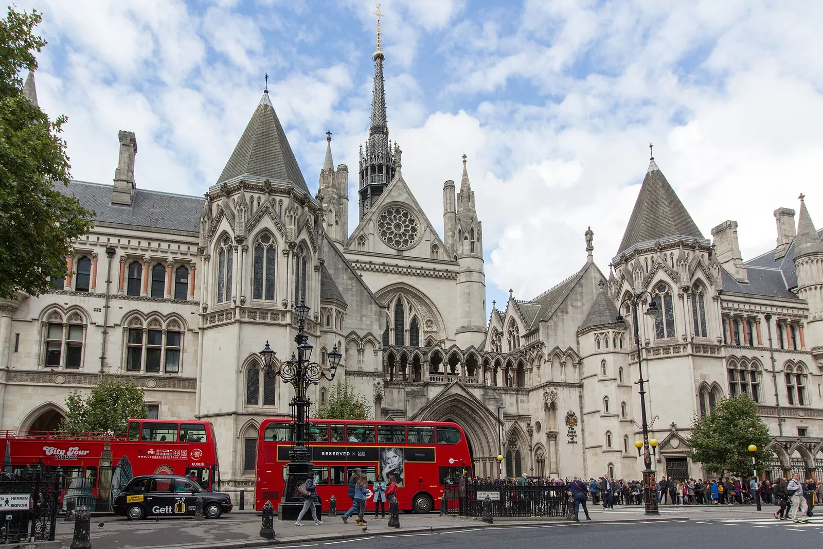 L'esterno delle Royal Courts of Justice a Londra