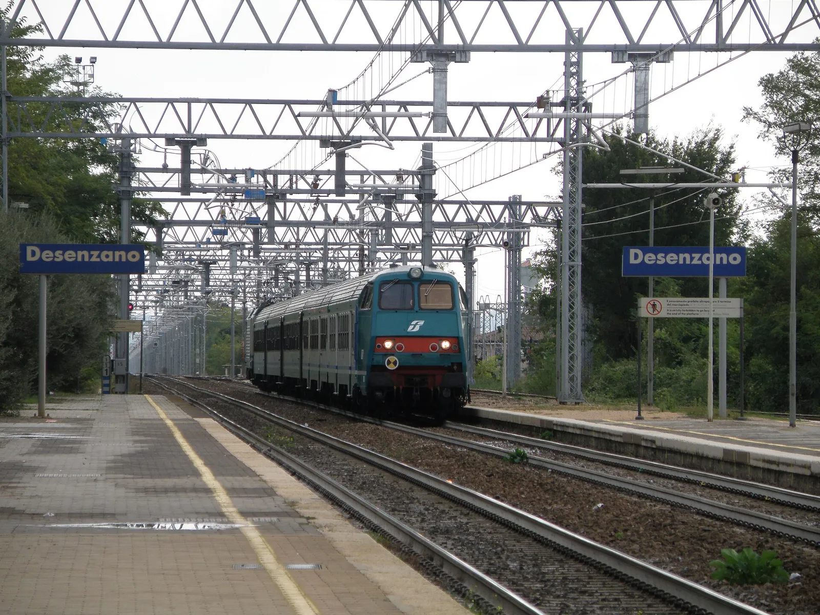 Un treno regionale italiano in stazione