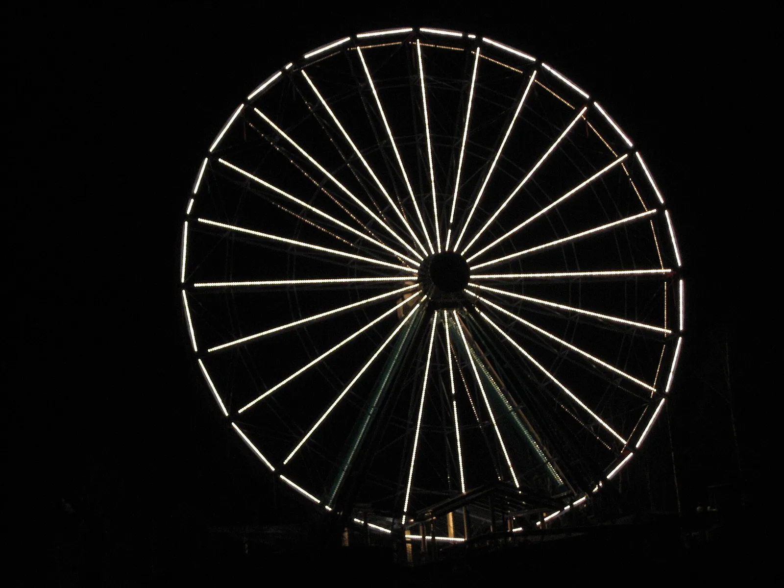 La ruota panoramica di un luna park (immagine di contesto)