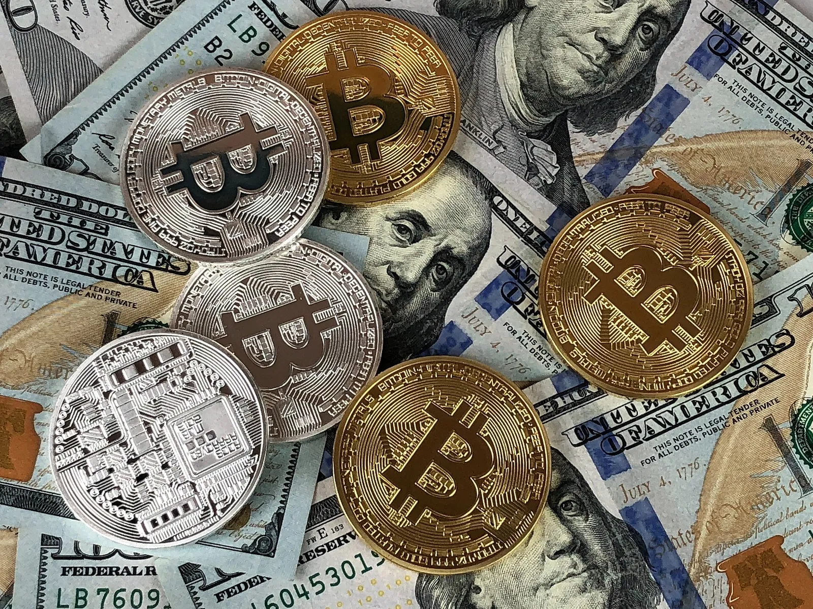 Monete che rappresentano criptovalute