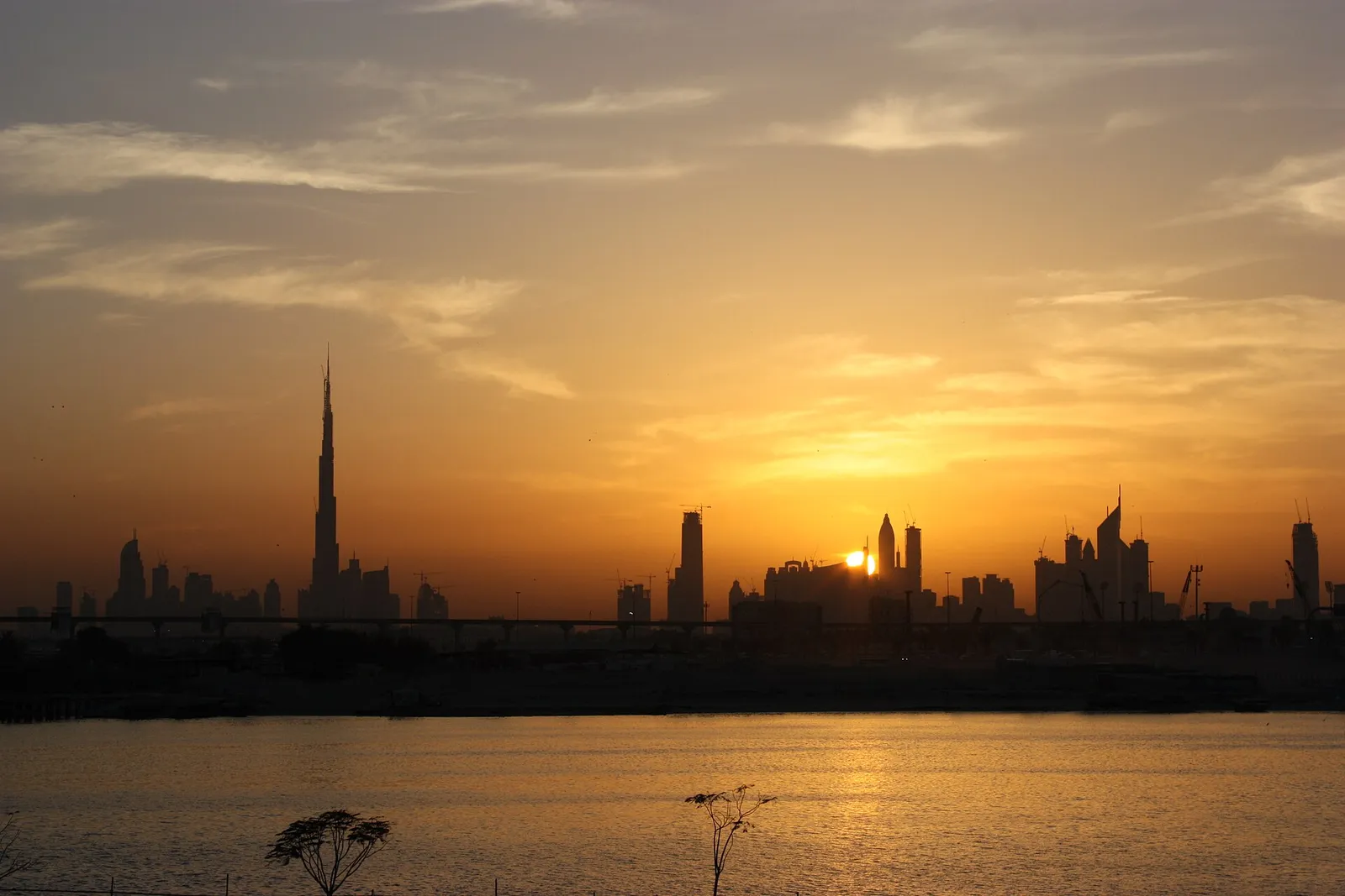 Lo skyline di Dubai al tramonto