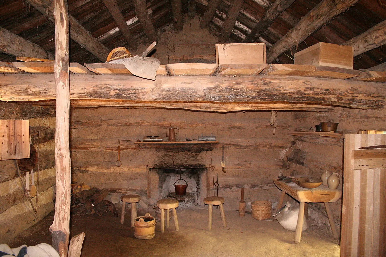 L'interno di una capanna di tronchi in stile pioniere
